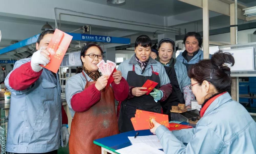 特別貢獻(xiàn)獎，東政電機(jī)的員工們發(fā)自內(nèi)心的笑了