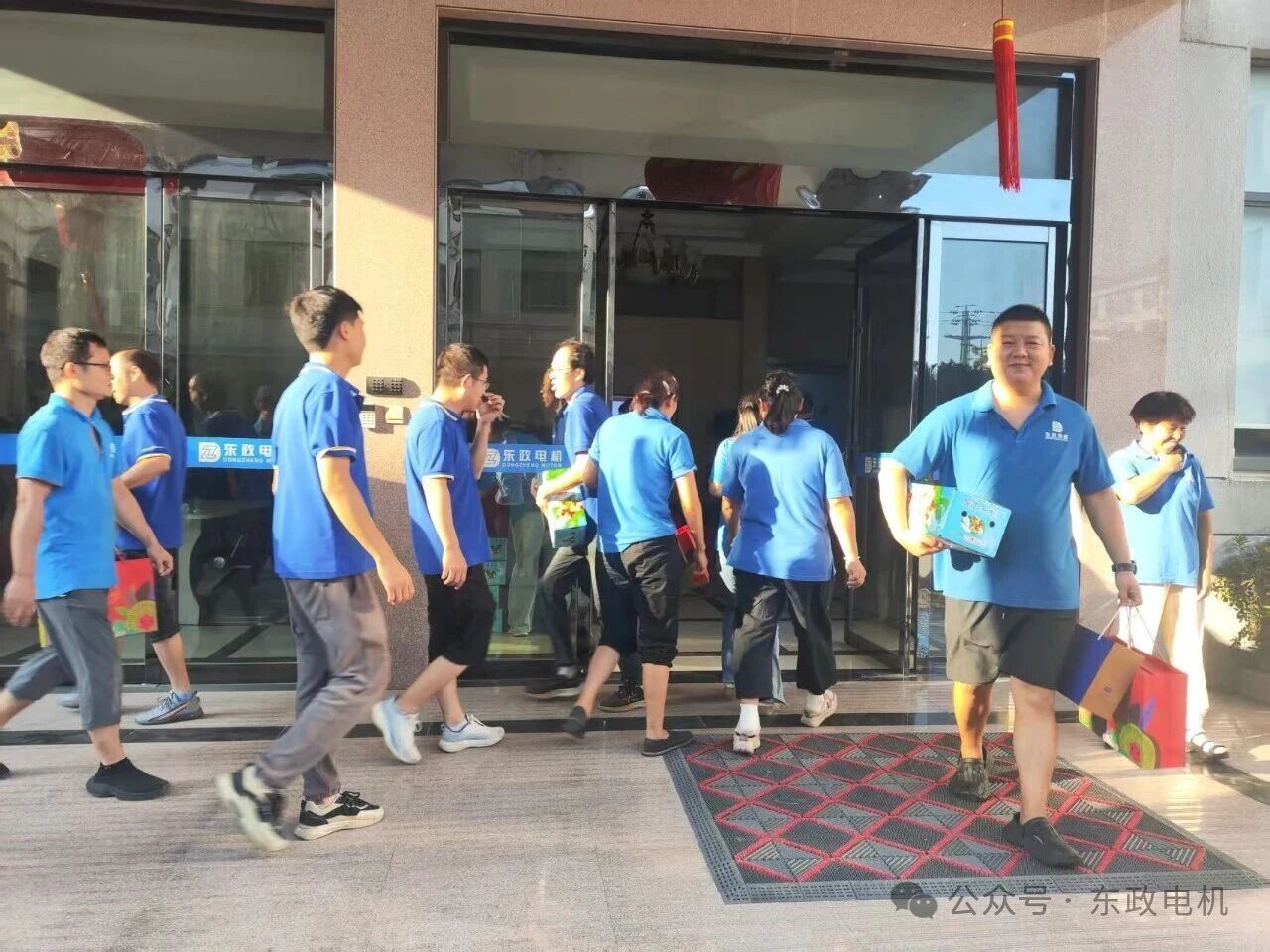 心意傳情 | 東政電機(jī)國(guó)慶中秋福利已就位，愿團(tuán)圓與喜悅常伴！